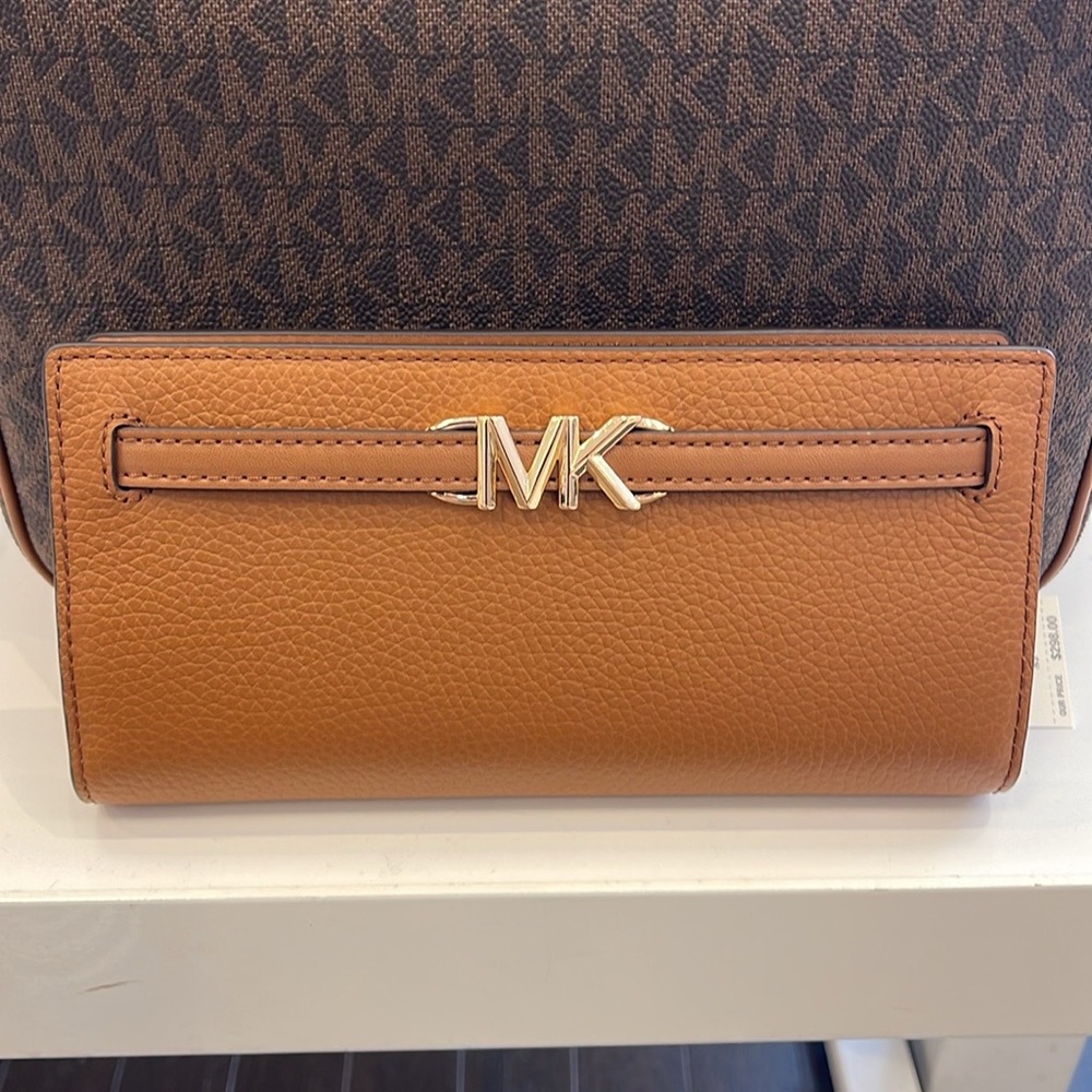Michael Kors Reed Lg Bifold Pebbled Leather Snap Wallet Card Case
Luggage
NWT - Picture 1 of 16